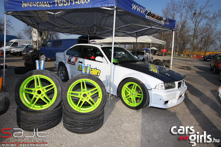 http://www.carsandgirls.hu/download/gallery/gymkhana110325/CarsAndGirls_gymkhana110325_117.jpg